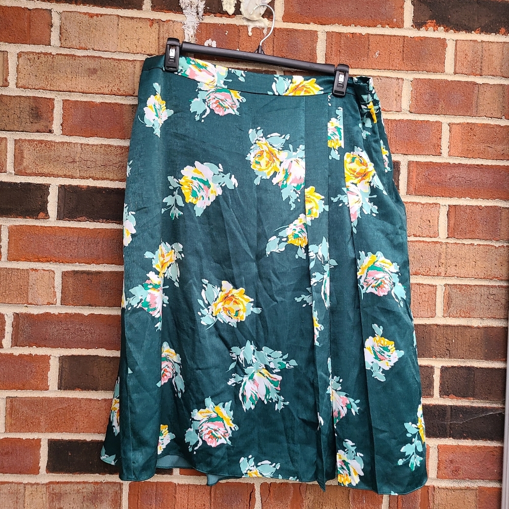 Halogen Green Pleat Detail Midi Skirt. Size 16.